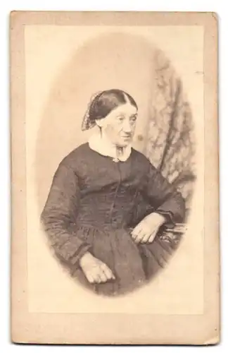 Fotografie Fr. Wolfram, Ort unbekannt, Dame im besten Alter mit geflochtenen Haaren im Portrait