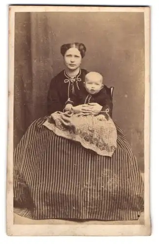 Fotografie unbekannter Fotograf und Ort, Bürgerliche Mutter im gestreiften Rock mit ihrem Spross