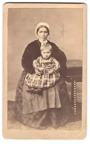 Fotografie unbekannter Fotograf und Ort, Bürgerliche Frau mit Haube mit ihrem Kind auf dem Schoss