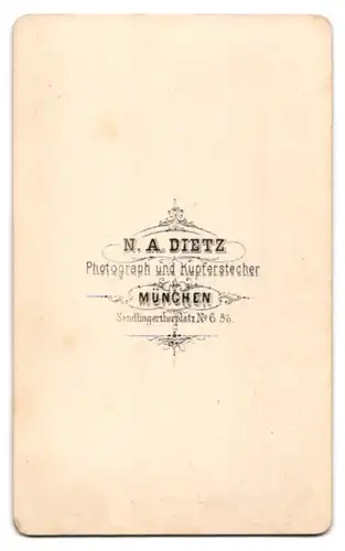 Fotografie N. A. Dietz, München, Sendlingerthorplatz 6, Zwei Schwestern in schlichten Kleidern