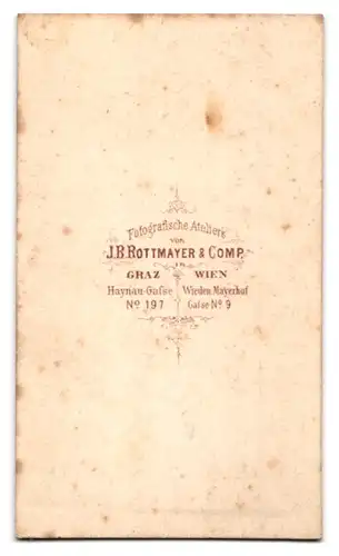 Fotografie J.B. Rottmayer & Comp., Graz, Haynau-Gasse 197, Bärtiger Herr nebst Partnerin im taillierten Kleid