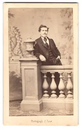 Fotografie J. Picot, Ulm a. D., Schwilmengasse 21, Bürgerlicher Herr im Anzug mit Uhrenkette