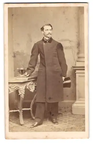 Fotografie unbekannter Fotograf und Ort, Bürgerlicher Herr im Gehrock mit Zylinder