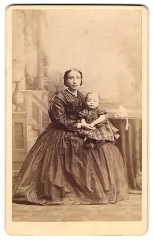 Fotografie A. Arndt, Stassfurt, Bahnhofstrasse 4, Junge Dame im Biedermeierkleid mit ihrem Spross