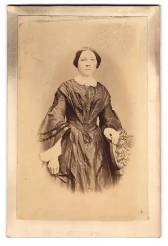 Fotografie H. Glen, Quedlinburg, Schlossplatz 212, Bürgerliche Dame im Biedermeierkleid