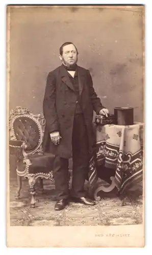 Fotografie Aug. Red, Linz, Promenade, Bürgerlicher Herr in feinen Kleidern mit Zylinder