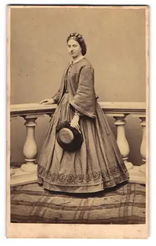 Fotografie Albert Petermandl, Linz, Junge Frau mit Haarnetz und Hut im Kleid
