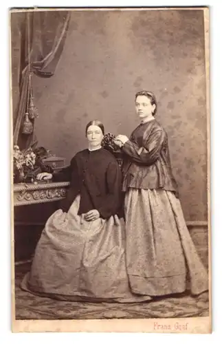 Fotografie Franz Graf, Linz, Landstrasse, Mutter und Tochter in schlichten Kleidern