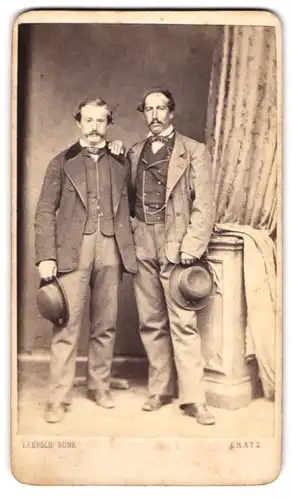 Fotografie Leopold Bude, Gratz, Salzamtsgasse 28, Zwei bürgerliche Herren in karierten Hosen