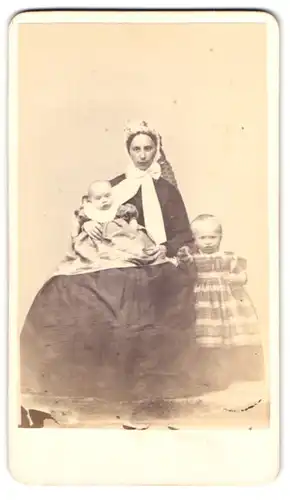 Fotografie unbekannter Fotograf und Ort, Bürgerliche Mutter mit ihren zwei Kindern im Portrait