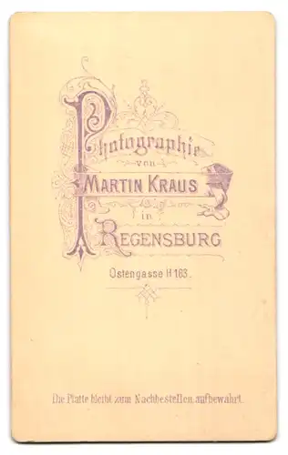 Fotografie M. Kraus, Regensburg, Ostengasse 163, Mutter mit Hochsteckfrisur mit ihren zwei Töchtern