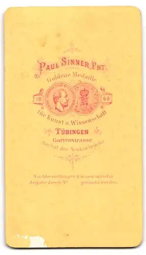 Fotografie P. Sinner, Tübingen, Gartenstrasse, Bub im Anzug beim Lesen