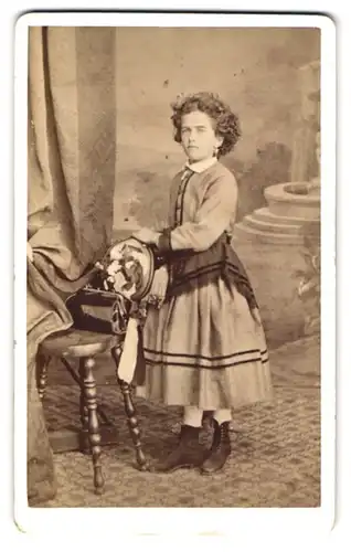 Fotografie Otto von Zabuesnig, Kempten, Mädchen im Kleid mit prächtigen Locken