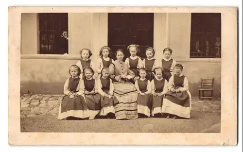 Fotografie unbekannter Fotograf und Ort, Lehrerin einer Mädchenschule mit ihren Schülerinnen