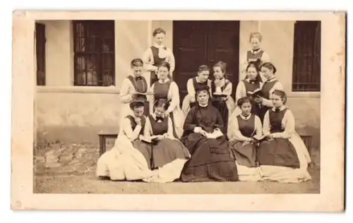 Fotografie unbekannter Fotograf und Ort, Klassenfoto einer Mädchenschule mit Lehrerin