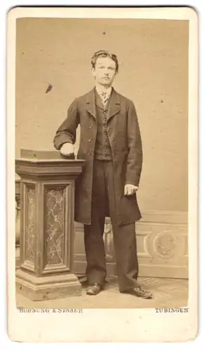 Fotografie W. Hornung & P. Sinner, Tübingen, junger Mann im Anzug mit Mantel