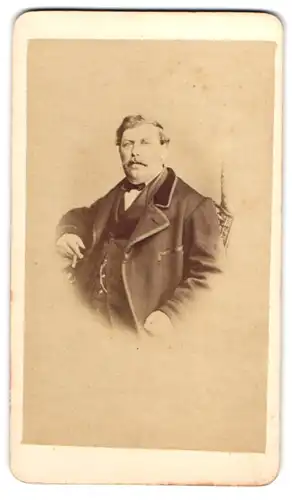 Fotografie Franz Neumayer, München, Portrait korpulenter Herr im Anzug mit Fliege