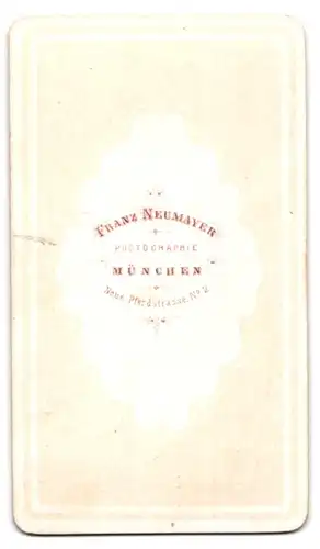 Fotografie Franz Neumayer, München, Portrait korpulenter Herr im Anzug mit Fliege