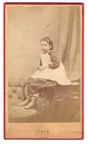 Fotografie V. Lobenwein, Klagenfurt, niedliches Mädchen posiert sitzend auf einem Tisch