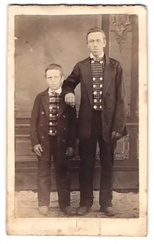 Fotografie unbekannter Fotograf und Ort, Vater mit seinem Sohn im Anzug posieren im Atelier