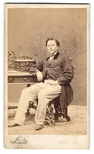 Fotografie Adolf Ost, Wien, Herr Linde im Anzug sitzend am Sekretär