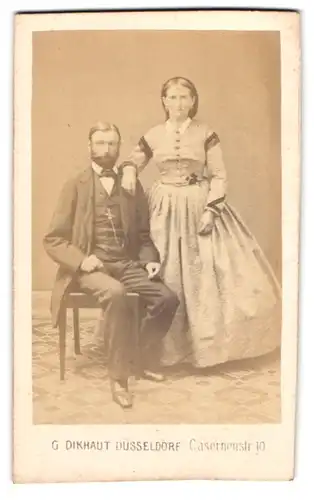 Fotografie G. Dickhaut, Düsseldorf, junges Paar im Anzug und im hellen Kleid