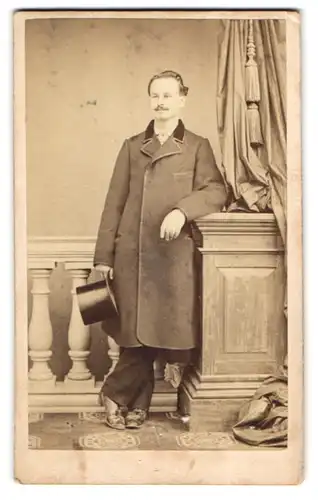 Fotografie H. Mathaus, München, Herr im Wintermantel mit Zylinder und Moustache