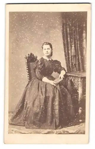 Fotografie Julius Adam, München, junge Dame im dunklen Kleid sitzend am Sekretär