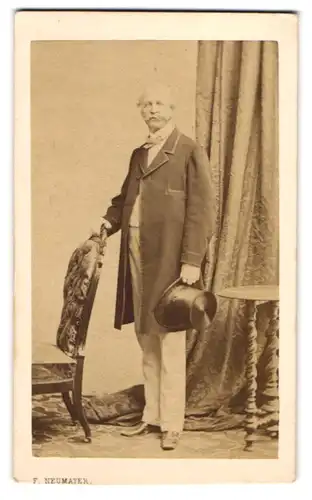 Fotografie Franz Neumayer, München, älterer Herr im Anzug mit Zylinder