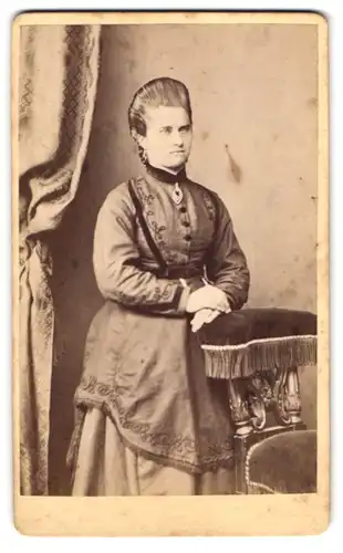 Fotografie L. Strobel, Kempten, junge Dame im Biedermeierkleid mit Brosche und Ohrringen