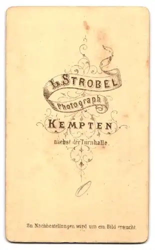 Fotografie L. Strobel, Kempten, junge Dame im Biedermeierkleid mit Brosche und Ohrringen