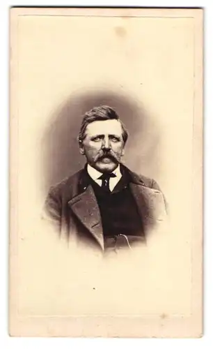 Fotografie unbekannter Fotograf und Ort, Herr im Anzug mit Moustache