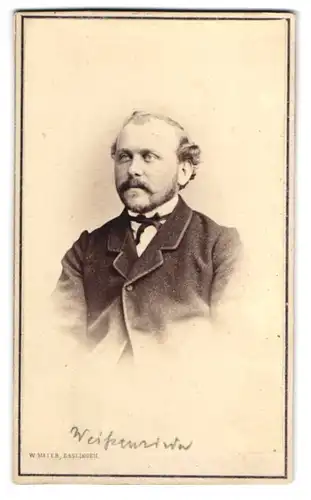Fotografie W. Mayer, Esslingen, Portrait Herr Weissenrider im Anzug mit Fliege