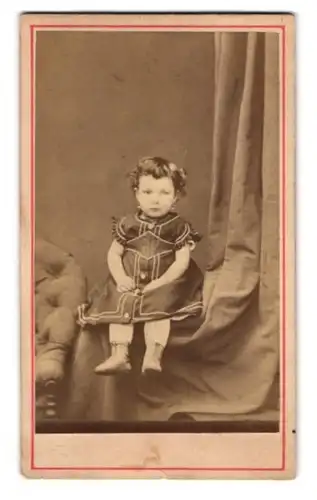 Fotografie unbekannter Fotograf und Ort, niedliches kleines Mädchen Rita Göllen im Kleid