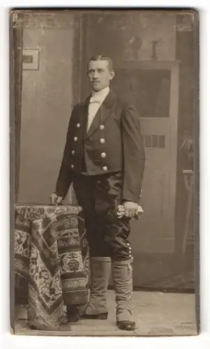 Fotografie Heinrich Hinz, Flensburg, Portrait Kutcher in Uniform mit Gamaschen