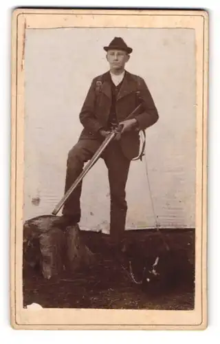 Fotografie Georg Brunner, Ort unbekannt, junger Jäger mit seinen beiden Dackeln und Flinte im Atelier