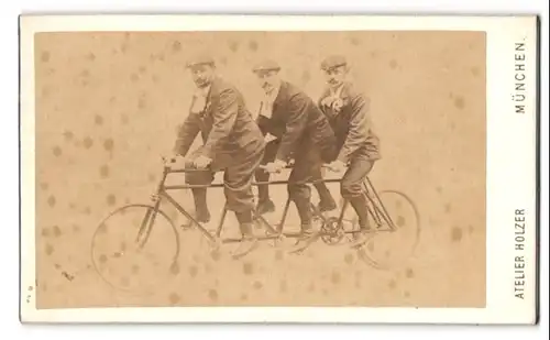 Fotografie Atelier Holzer, München, Tridem / Tandem / Dreischnell, drei Herren auf einem Tridem, 1896