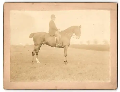 Fotografie Fotograf unbekannt, Ansicht Maissau, Reiter auf seinem Pferd  Mischko  in Maissau 1902