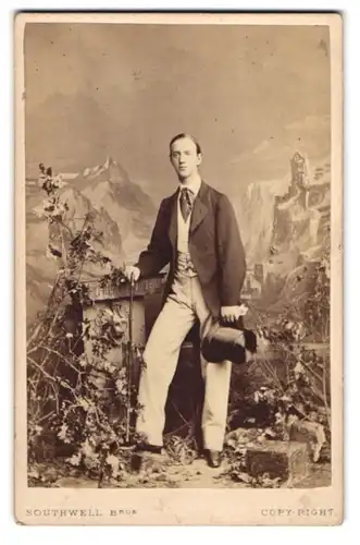 Fotografie Southwell, London, Portrait König Georg I. von Griechenland in einer Studiokulisse