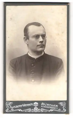 Fotografie Adalbert Werner, München, junger bayrischer Pastor im Talar mit Collar