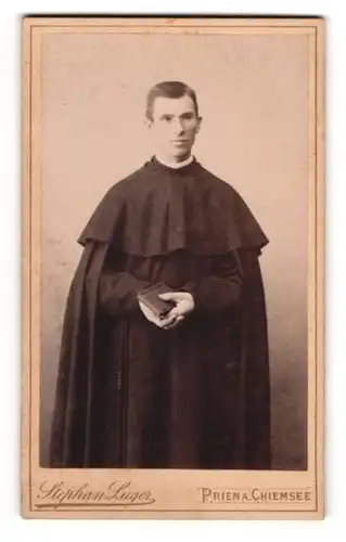 Fotografie Stephan Luger, Prien / Chiemsee, junger bayrischer Pastor im Talar mit Bibel, 1891