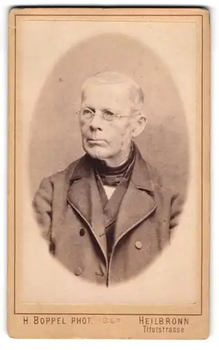 Fotografie H. Boppel, Heilbronn, Portrait Pfarrer Allgeyer mit Brille