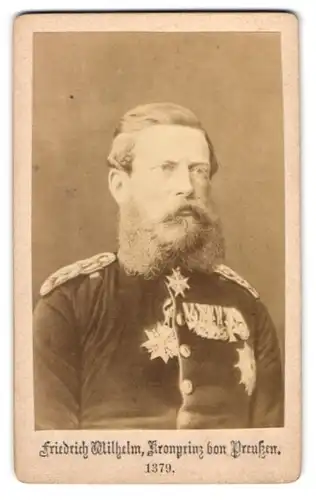 Fotografie unbekannter Fotograf und Ort, Kronprinz Friedrich Wilhelm III. v. Preussen in Uniform, Ordenspange