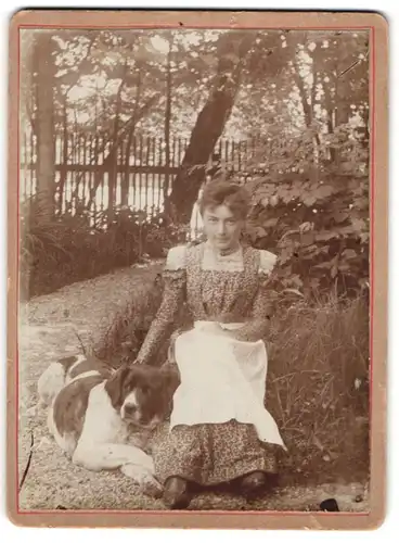 Fotografie unbekannter Fotograf und Ort, junge Frau posiert mit ihrem Hund im Garten