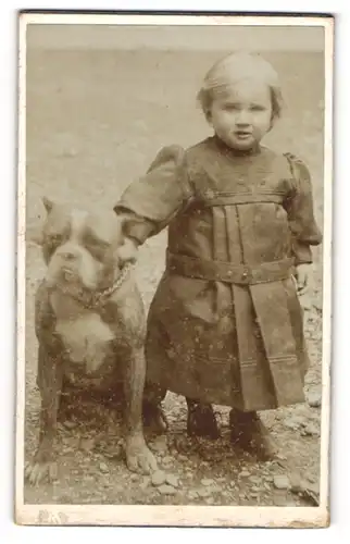 Fotografie unbekannter Fotograf und Ort, niedliches kleines Mädchen mit ihrer Bulldogge