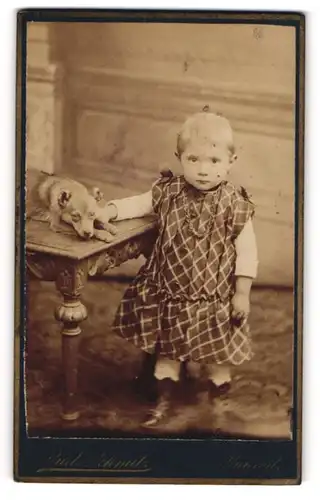 Fotografie Rud. Schmitz, Ruhrort, Portrait niedliches Kind mit ihrem Hund auf dem Tisch