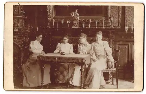 Fotografie unbekannter Fotograf und Ort, drei junge Damen in herschafftlichem Zimmer mit Hausdame, Glaskelche, 1892