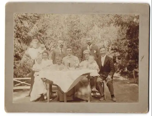 Fotografie unbekannter Fotograf und Ort, Familie mit Kindern zum Kaffeekranz am gedeckten Tisch