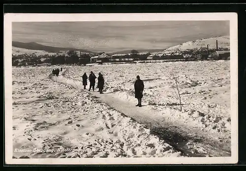 AK Klosterneuburg, Eisstoss-Übergang mit Passanten