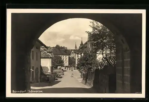 AK Bonndorf /Schwarzwald, Strassenpartie durch Tor gesehen